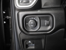 Ram 1500 Express 4x4 Crew Cab 5'7" Box 2026