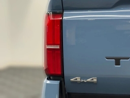 Toyota Tacoma 4WD SR5 Double Cab 5' Bed AT (Natl) 2026