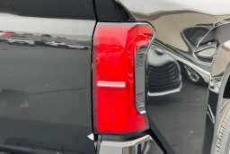 Toyota Tacoma 4WD SR5 Double Cab 5' Bed AT (Natl) 2026