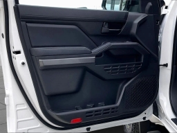 Toyota Tacoma 4WD SR5 Double Cab 5' Bed AT (Natl) 2026