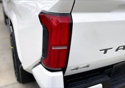 Toyota Tacoma 4WD SR5 Double Cab 5' Bed AT (Natl) 2026