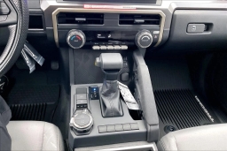 Toyota Tacoma 4WD SR5 Double Cab 5' Bed AT (Natl) 2026