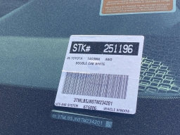 Toyota Tacoma 4WD SR5 Double Cab 5' Bed AT (Natl) 2026