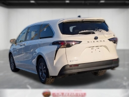 Toyota Sienna LE AWD 8-Passenger (Natl) 2026