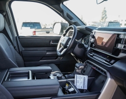 Toyota Tundra 4WD SR5 CrewMax 5.5' Bed (Natl) 2026