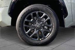 Toyota Tundra 4WD Platinum CrewMax 5.5' Bed (Natl) 2026