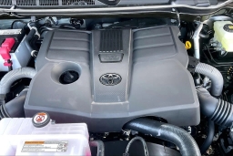 Toyota Tundra 4WD Platinum CrewMax 5.5' Bed (Natl) 2026