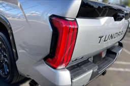 Toyota Tundra 4WD Platinum CrewMax 5.5' Bed (Natl) 2026