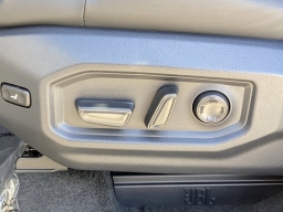 Toyota Tundra 4WD Platinum Hybrid CrewMax 5.5' Bed (Natl) 2026