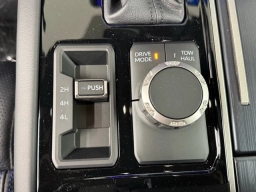 Toyota Tundra 4WD Platinum Hybrid CrewMax 5.5' Bed (Natl) 2026