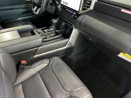 Toyota Sequoia Platinum 4WD (Natl) 2026