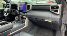 Toyota Sequoia Platinum 4WD (Natl) 2026