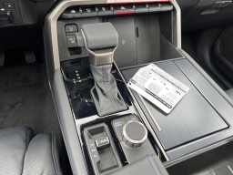 Toyota Sequoia Platinum 4WD (Natl) 2026