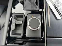 Toyota Sequoia Platinum 4WD (Natl) 2026