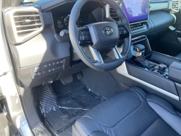 Toyota Sequoia Platinum 4WD (Natl) 2026