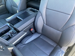 Toyota Sequoia Platinum 4WD (Natl) 2026