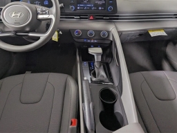 Hyundai Elantra SE IVT 2025
