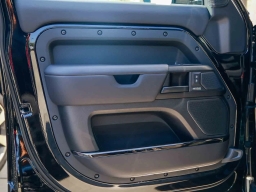 Land Rover Defender OCTA Black 110 P635 2026