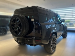 Land Rover Defender OCTA Black 110 P635 2026