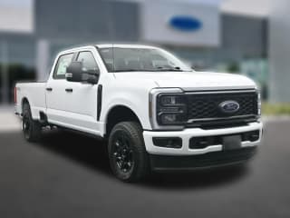 Ford Super Duty F-350 SRW XL 4WD Crew Cab 8' Box